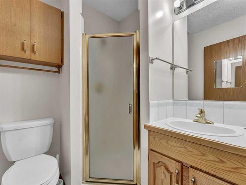 8 Taylor Circle Se, Medicine Hat, AB - Indoor Photo Showing Bathroom