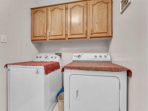 8 Taylor Circle Se, Medicine Hat, AB - Indoor Photo Showing Laundry Room