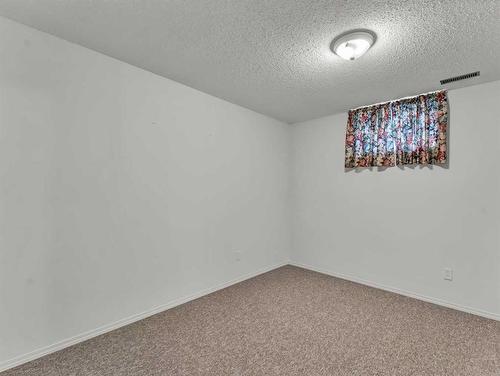 8 Taylor Circle Se, Medicine Hat, AB - Indoor Photo Showing Other Room