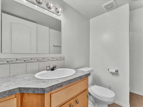 8 Taylor Circle Se, Medicine Hat, AB - Indoor Photo Showing Bathroom