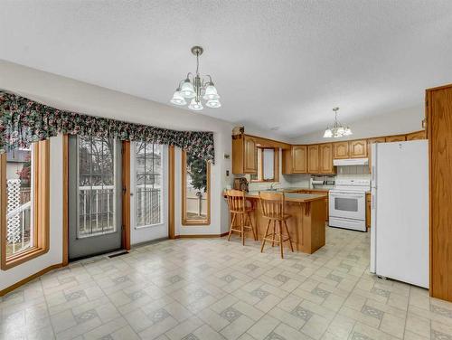 8 Taylor Circle Se, Medicine Hat, AB - Indoor Photo Showing Kitchen