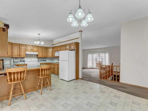 8 Taylor Circle Se, Medicine Hat, AB - Indoor Photo Showing Kitchen