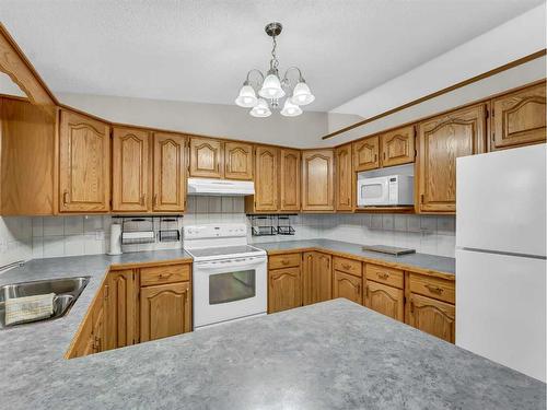 8 Taylor Circle Se, Medicine Hat, AB - Indoor Photo Showing Kitchen With Double Sink