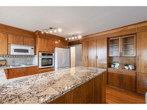 252 Seven Persons Drive Sw, Medicine Hat, AB - Indoor Photo Showing Kitchen