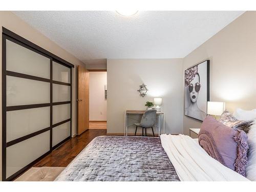 252 Seven Persons Drive Sw, Medicine Hat, AB - Indoor Photo Showing Bedroom