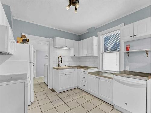 859 Balmoral Street Se, Medicine Hat, AB - Indoor Photo Showing Kitchen