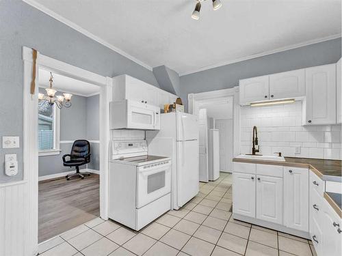 859 Balmoral Street Se, Medicine Hat, AB - Indoor Photo Showing Kitchen