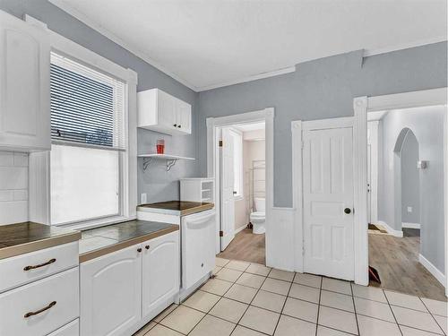 859 Balmoral Street Se, Medicine Hat, AB - Indoor Photo Showing Kitchen