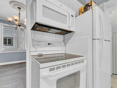 859 Balmoral Street Se, Medicine Hat, AB - Indoor Photo Showing Kitchen