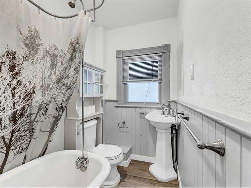 859 Balmoral Street Se, Medicine Hat, AB - Indoor Photo Showing Bathroom