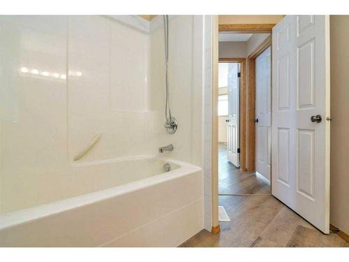 3-102 Sunwood Crescent Sw, Medicine Hat, AB - Indoor Photo Showing Bathroom