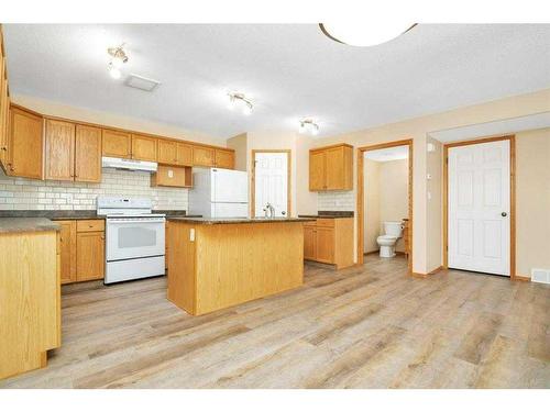 3-102 Sunwood Crescent Sw, Medicine Hat, AB - Indoor Photo Showing Kitchen