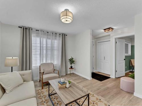 60 Northlands Lane Ne, Medicine Hat, AB - Indoor Photo Showing Living Room