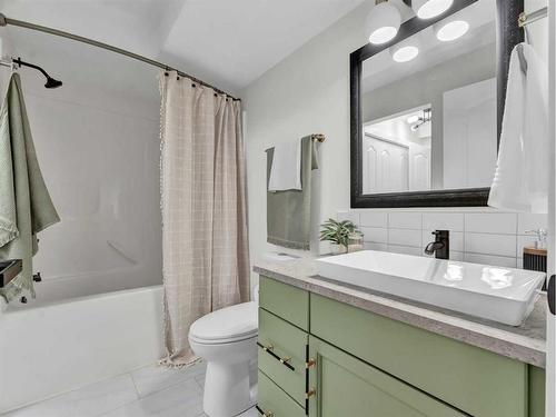 60 Northlands Lane Ne, Medicine Hat, AB - Indoor Photo Showing Bathroom