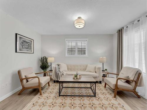 60 Northlands Lane Ne, Medicine Hat, AB - Indoor Photo Showing Living Room