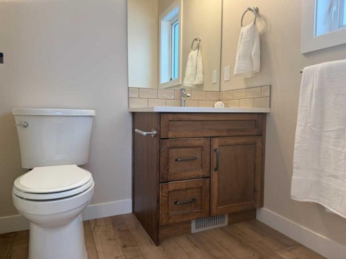 171 Parkview Crescent West, Bow Island, AB - Indoor Photo Showing Bathroom