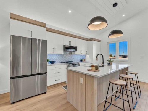 32 Somerside Way Se, Medicine Hat, AB - Indoor Photo Showing Kitchen With Upgraded Kitchen