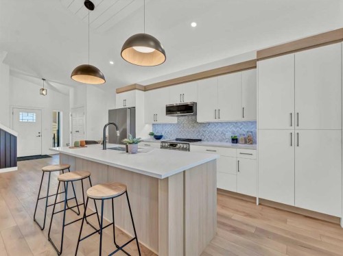 32 Somerside Way Se, Medicine Hat, AB - Indoor Photo Showing Kitchen With Upgraded Kitchen