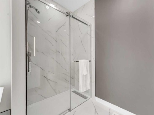 32 Somerside Way Se, Medicine Hat, AB - Indoor Photo Showing Bathroom