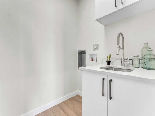 32 Somerside Way Se, Medicine Hat, AB - Indoor Photo Showing Bathroom