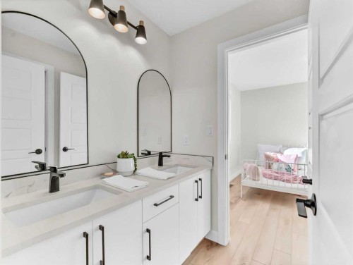 32 Somerside Way Se, Medicine Hat, AB - Indoor Photo Showing Bathroom