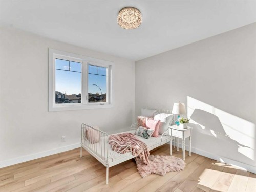 32 Somerside Way Se, Medicine Hat, AB - Indoor Photo Showing Bedroom