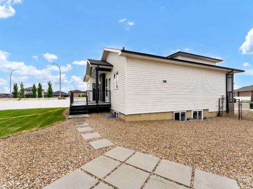 32 Somerside Way Se, Medicine Hat, AB - Outdoor