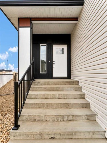 32 Somerside Way Se, Medicine Hat, AB - Outdoor With Exterior