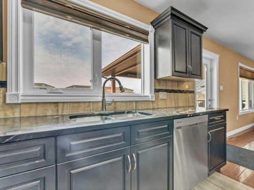 356 Somerside Crescent Se, Medicine Hat, AB - Indoor Photo Showing Kitchen With Double Sink