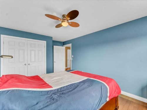 356 Somerside Crescent Se, Medicine Hat, AB - Indoor Photo Showing Bedroom