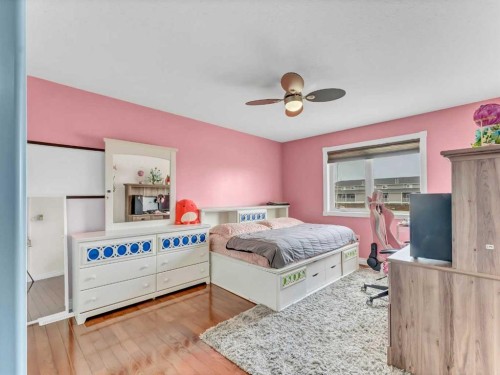 356 Somerside Crescent Se, Medicine Hat, AB - Indoor Photo Showing Bedroom