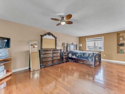356 Somerside Crescent Se, Medicine Hat, AB - Indoor Photo Showing Bedroom