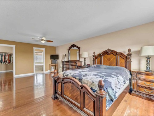 356 Somerside Crescent Se, Medicine Hat, AB - Indoor Photo Showing Bedroom