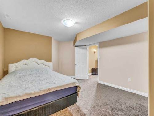 356 Somerside Crescent Se, Medicine Hat, AB - Indoor Photo Showing Bedroom