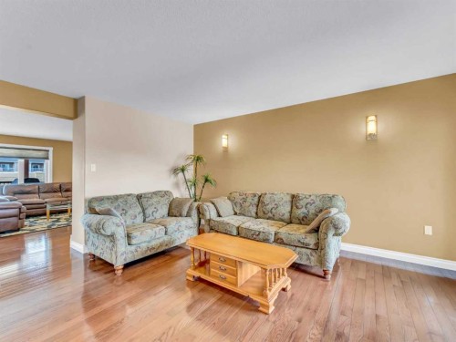 356 Somerside Crescent Se, Medicine Hat, AB - Indoor Photo Showing Living Room