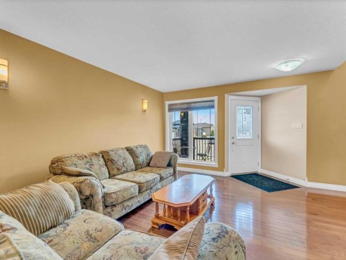 356 Somerside Crescent Se, Medicine Hat, AB - Indoor Photo Showing Living Room