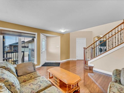 356 Somerside Crescent Se, Medicine Hat, AB - Indoor Photo Showing Living Room