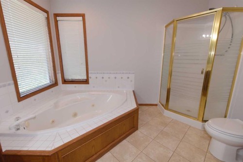 35 Park Meadows Place Se, Medicine Hat, AB - Indoor Photo Showing Bathroom