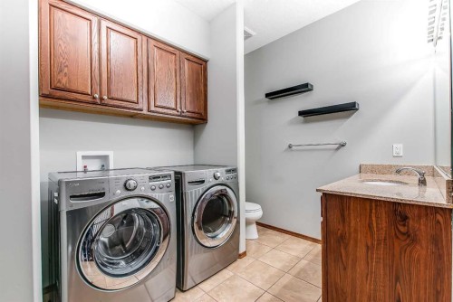 1048 Eagle Ridge Drive, Dunmore, AB - Indoor Photo Showing Laundry Room