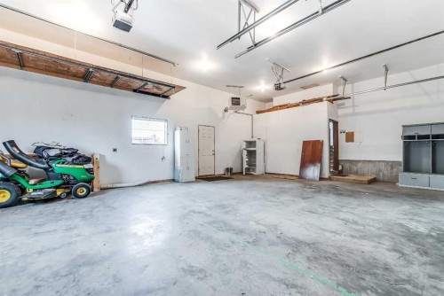 1048 Eagle Ridge Drive, Dunmore, AB - Indoor Photo Showing Garage