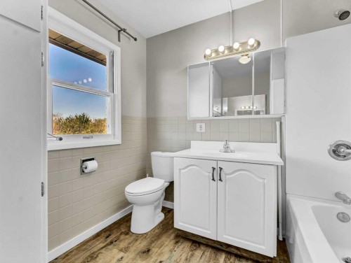 1-13402 Range Road 75, Rural Cypress County, AB - Indoor Photo Showing Bathroom