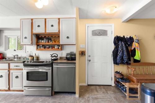 428 6 Street, Suffield, AB - Indoor Photo Showing Kitchen