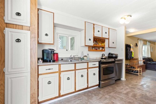 428 6 Street, Suffield, AB - Indoor Photo Showing Kitchen With Double Sink
