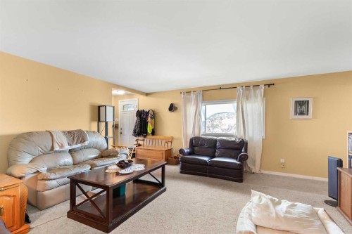 428 6 Street, Suffield, AB - Indoor Photo Showing Living Room