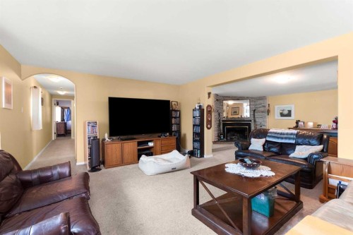 428 6 Street, Suffield, AB - Indoor Photo Showing Living Room