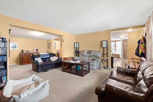 428 6 Street, Suffield, AB - Indoor Photo Showing Living Room