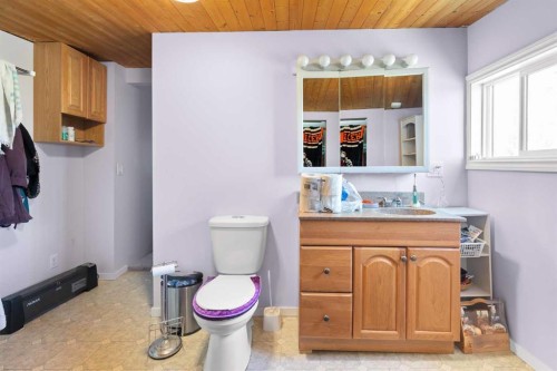 428 6 Street, Suffield, AB - Indoor Photo Showing Bathroom