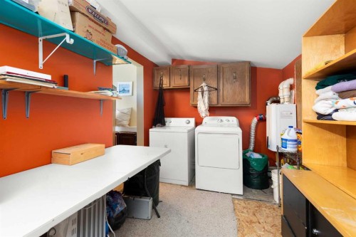 428 6 Street, Suffield, AB - Indoor Photo Showing Laundry Room