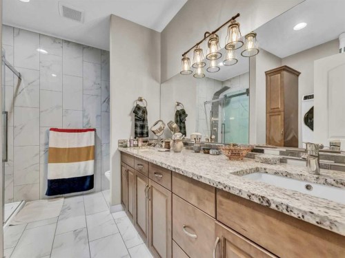 44 Palisades Mews Ne, Medicine Hat, AB - Indoor Photo Showing Bathroom