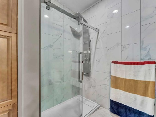 44 Palisades Mews Ne, Medicine Hat, AB - Indoor Photo Showing Bathroom
